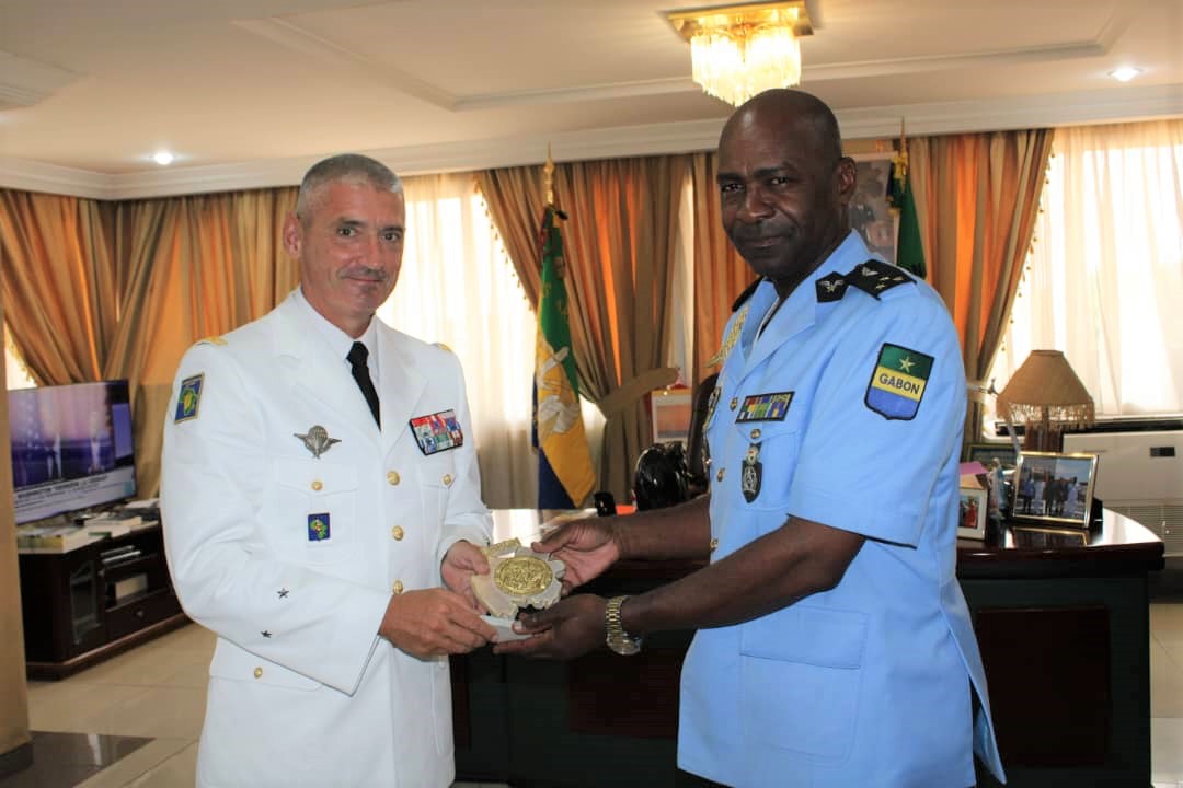 DLIAG_Officiel's tweet photo. 0⃣8⃣/0⃣8⃣ Entretien entre le général Despouys #COMELEF 🇫🇷 et le général de div. Ossima Ndong #CEMGFA 🇬🇦
✅ Point du partenariat 🇫🇷🤝🇬🇦
✅ Partenariat dynamique 🔜 création d'une Académie 🇫🇷+🇬🇦 de protection des territoires + environnement + ressources naturelles
@EtatMajorFR https://t.co/IOF1jcSbDA