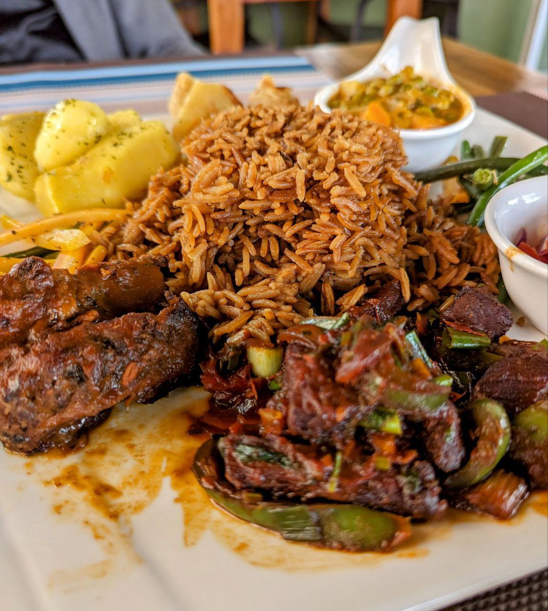 GloFoodsUg2's tweet photo. We are prepared to make your weekend worthwhile. Visit our restaurant or order in. The lunch combo 🧆 goes for only Ugx25,000 with a free soda, while the #burger 🍔 goes for only Ugx20,000.

📞0705371888/0764336156 for orders
 #glofoodsug https://t.co/SX7olqEfaR