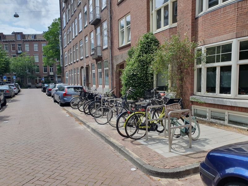 65 car parking spaces have been eliminated in a city district in @AmsterdamNL. 1143 new bicycle parking places now stand in their place. 📷 Rick Schulz