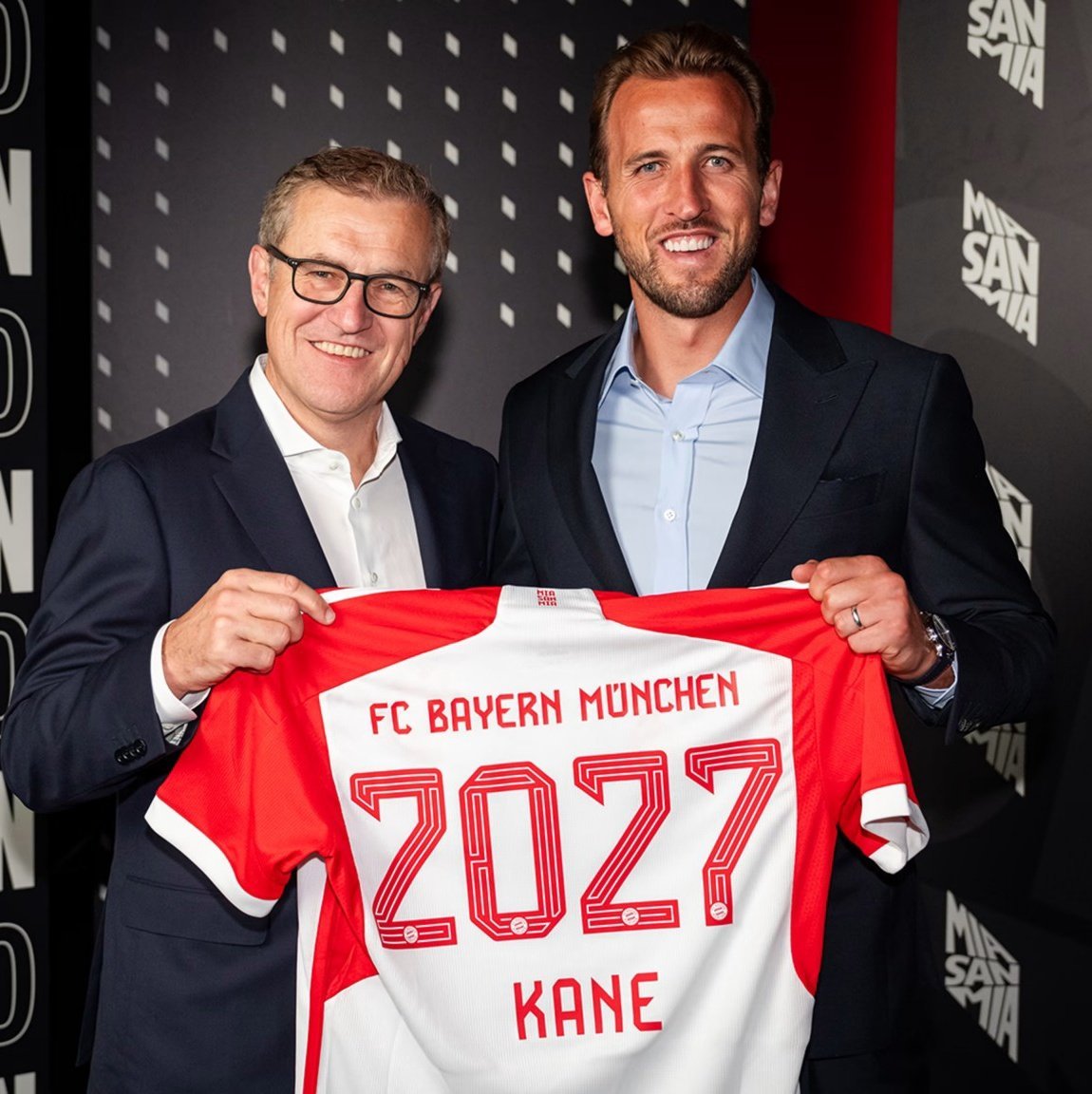 FCBayern_French's tweet photo. OFFICIEL ! Harry Kane a signé au Bayern Munich pour 4 ans !

#ServusKane https://t.co/aNc7lyL9ye