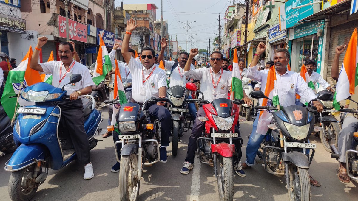 WarangalPost's tweet photo. Bike rally performed at Mahabubabad by postal staff in c/w HarGharTiranga 2.0
#HarGharTiranga #IndiaPost4Tiranga https://t.co/mDz7TKoVpN