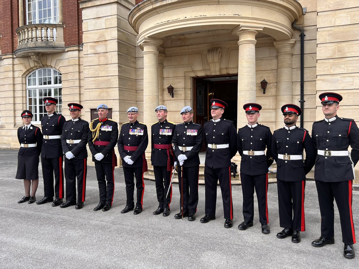 A wonderful Sovereign’s Parade yesterday @RMASandhurst. The chance to congratulate the 3 officers who commissioned into the @ArmyAirCorps at midnight & to meet the 4 who accepted their recent offers & will commission in Dec ‘23. Well done & good luck to all #FlyArmy #FlyFightLead