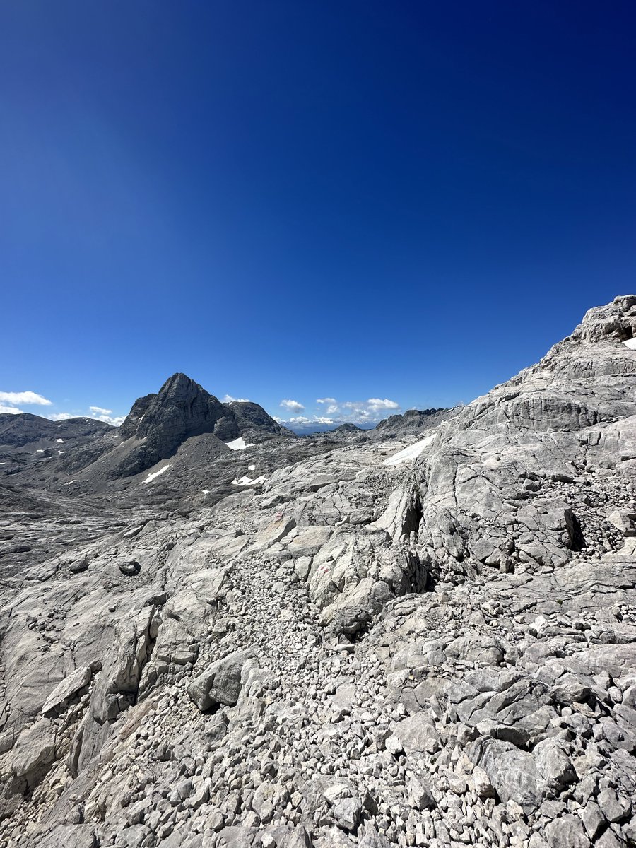 i_am_fabs's tweet image. Zu Notfällen am Berg:

Ich war gestern allein auf einer Bergtour, mitten in einer kargen Steinwüste, wo man mehrere Stunden keinen Empfang hat. Eine Tour, die zudem verhältnismäßig eher selten begangen wird. Das heißt, es kann sein, dass lange Zeit niemand vorbei kommt. 

Es…