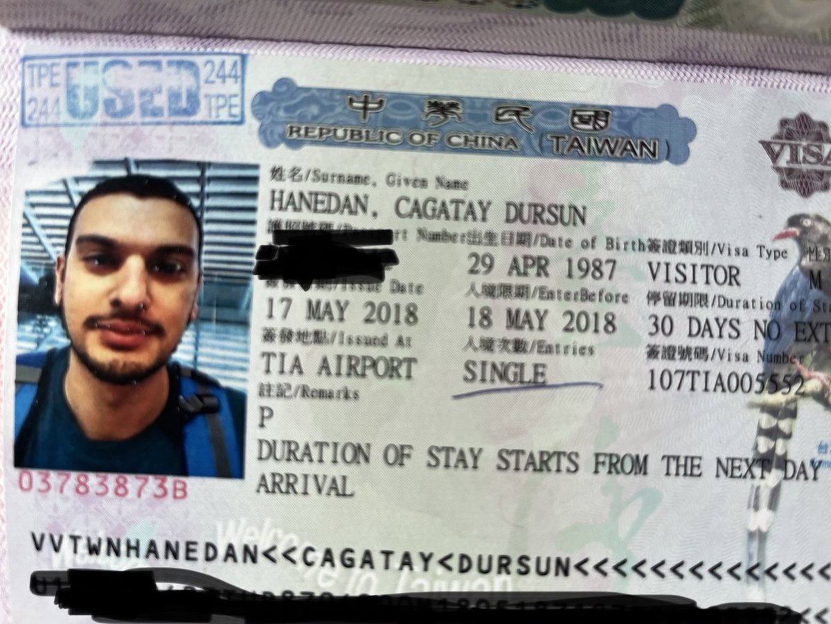 ChacHanedaN's tweet photo. Bende de böyle bir saçmalık mevcut Tayvan’a girerken. Kapıda vize için belge doldururken bir anda cep telefonunu aradaki camın altından geçirip fotoğrafımı çekmişti memur arkadaş. Sırtta çanta arkada asma tavan hepsi vize aldı benimle, balık suratım da bonus. @hasansoylemez https://t.co/9NyEapUPes
