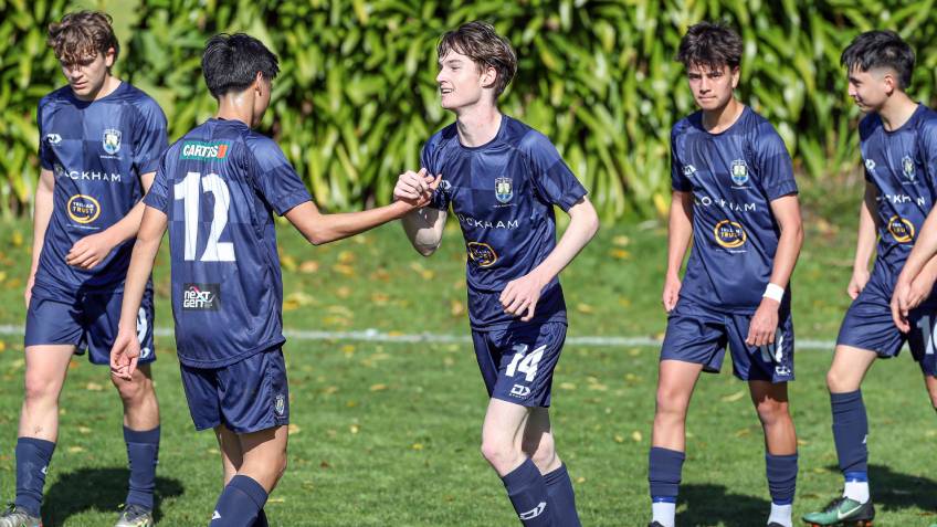 📝 𝐑𝐄𝐏𝐎𝐑𝐓 | 𝐂𝐢𝐭𝐲 𝐲𝐨𝐮𝐧𝐠𝐬𝐭𝐞𝐫𝐬 𝐜𝐥𝐚𝐢𝐦 𝐬𝐭𝐮𝐧𝐧𝐢𝐧𝐠 𝐜𝐨𝐦𝐞𝐛𝐚𝐜𝐤 𝐰𝐢𝐧 🔥
Young Navy Blues open up a 3-point lead at the top by winning a 7-goal thriller at Takapuna

🔵⚪ #StrengthInUnity

📷  | @Phototek

👀  READ: bit.ly/3DXQzKI