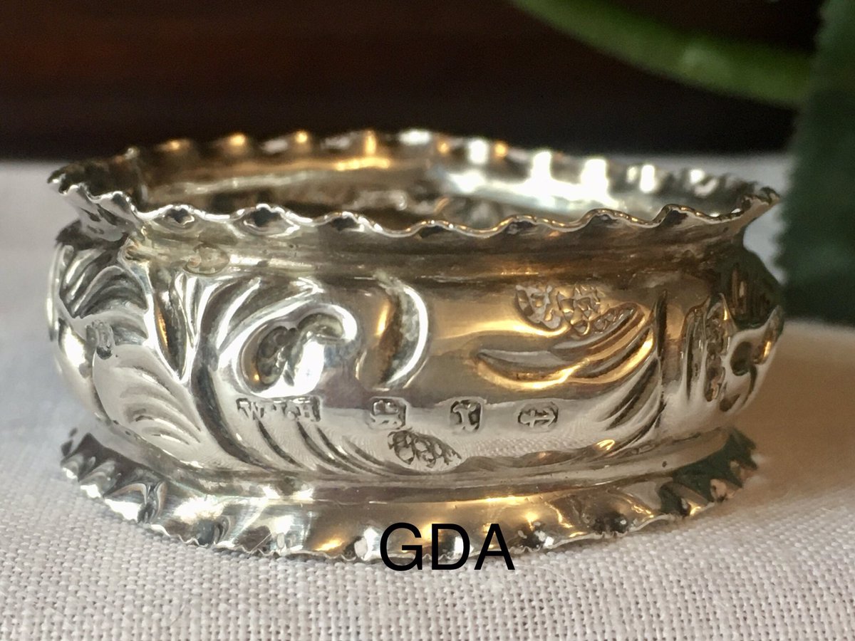 maviedanslart's tweet photo. Make a special gift of silver or silver plate. Cruets and napkin rings.
See them at,
https://t.co/2hHxQyYO16
#UKGiftHour #UKGiftAM #UKWeekendeHour #SundayFringe #SmartSocial #GiftIdeas #Reuse #Vintage #Antiques #silver #weddinggifts #christeninggifts https://t.co/h322YWk0wp