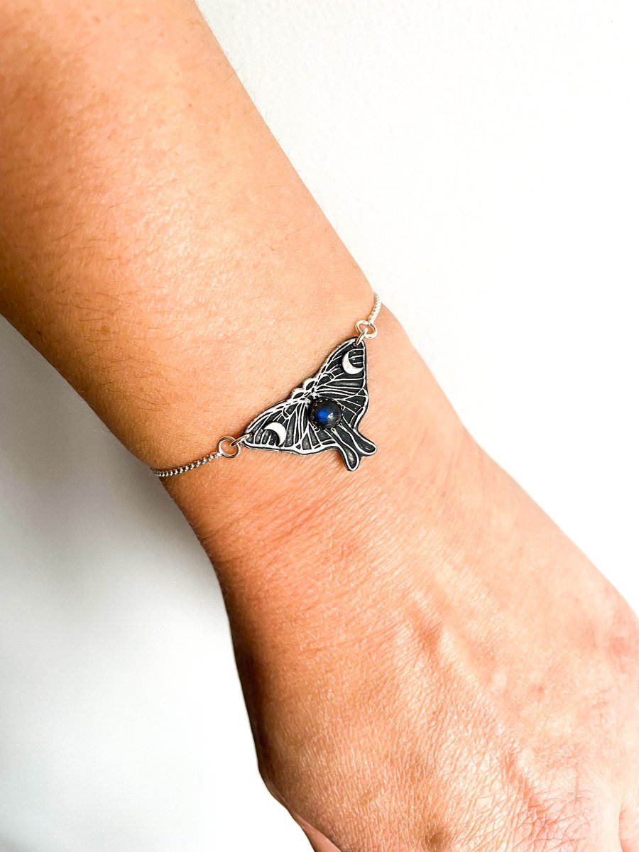 New Luna moth slider bracelet in the #etsyshop 
etsy.com/listing/107590…
#UKGiftHour #SmallBusiness #shopindie #HandmadeInUK #giftideas