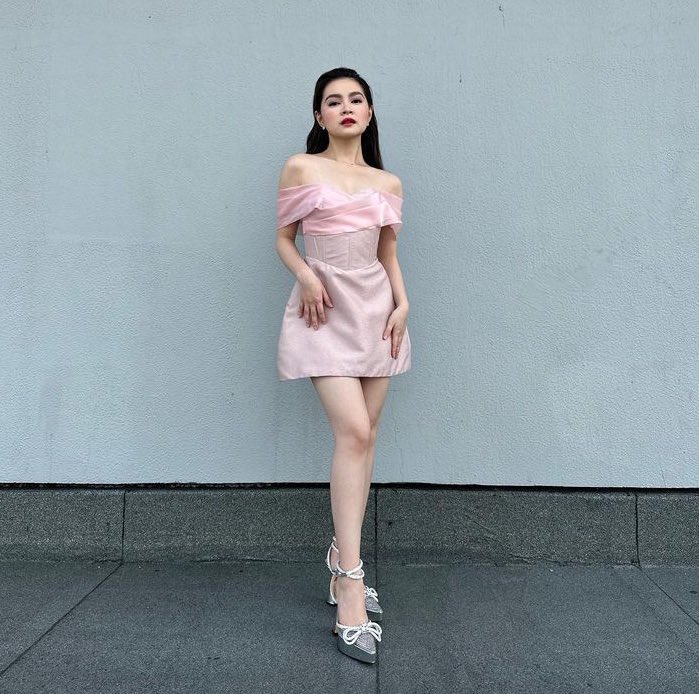 barbieootd's tweet photo. Barbie Forteza for Kemans Endorsement Contract Signing today 🩷

Hair: Eva Evaristo
Make up: Ms. Toni Aviles
Styling: Jan Ra

Custom Dress: Joseph Palma 👗 
Shoes: Mach &amp; Mach 👠 

#BarDaForKemans 
#BarbieForteza 
#barbieootd https://t.co/VHu4gd8VBH