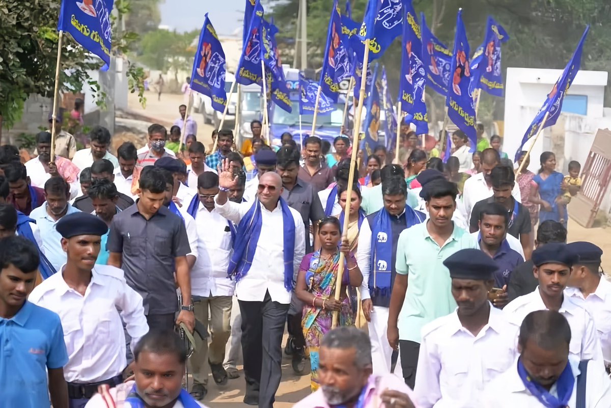 SurajKrBauddh's tweet image. The KCR govt wants to change the Constitution but @RSPraveenSwaero sir is here to change the govt. So note it in your diary; #RSPHouseArrest cannot suppress his voice. JAI BHIM✊🏿