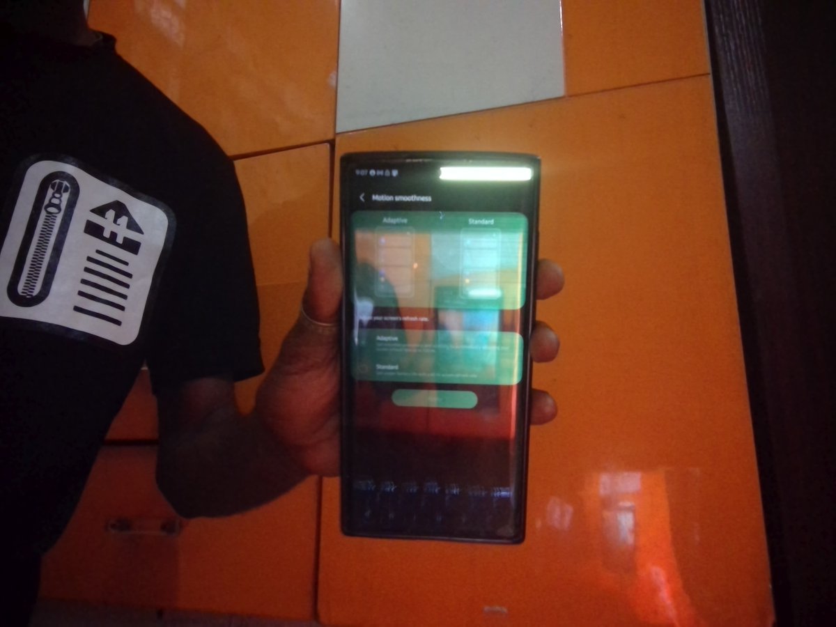 Dessz6's tweet photo. Samsung galaxy ss2 ultra seems to be having display issues worldwide and samsung is not saying anything.

My s22u developed a green bar across the camera bar this morning. It was literally on my hands and i was watching a youtube video when it just started. https://t.co/ngfoHmhJr9