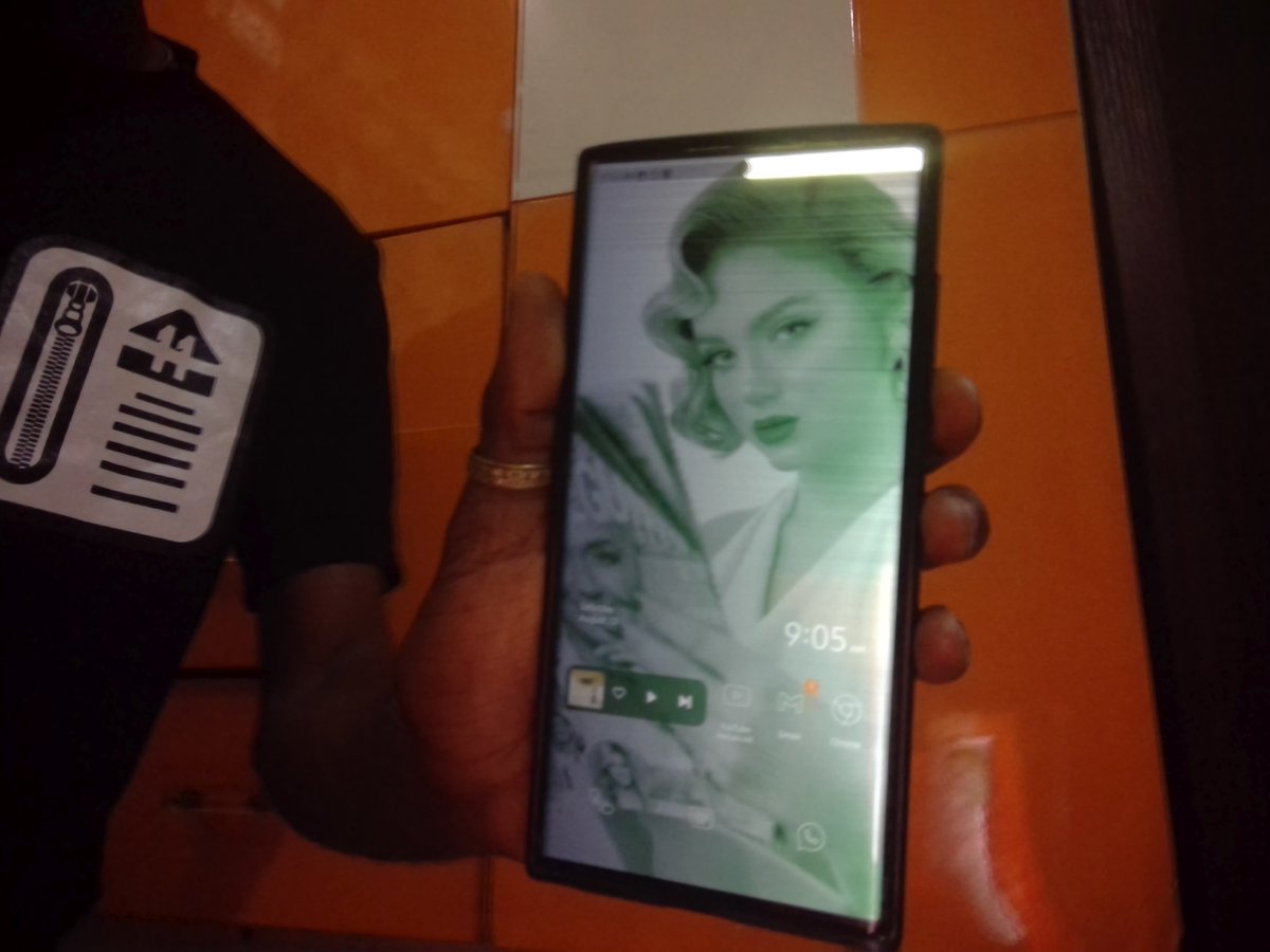 Dessz6's tweet photo. Samsung galaxy ss2 ultra seems to be having display issues worldwide and samsung is not saying anything.

My s22u developed a green bar across the camera bar this morning. It was literally on my hands and i was watching a youtube video when it just started. https://t.co/ngfoHmhJr9