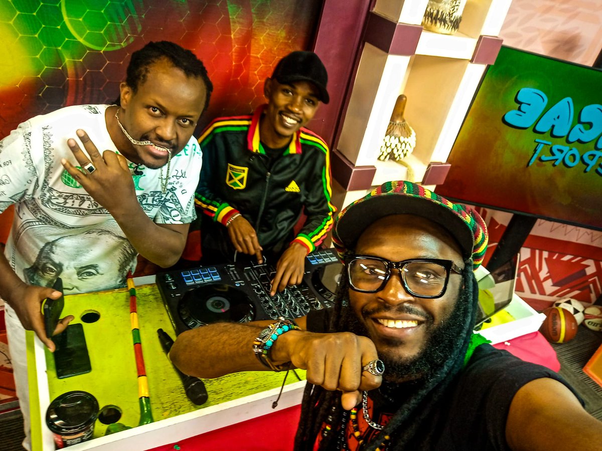 KamemeTvKenya's tweet photo. Team wollan mambo vipi? Show ๐ฅ๐ฅ๐ฅiko hewani #CiaReggae na MOCH na MC Ghettochild. Drop request zako teke teke SMS 21182 https://t.co/T6VdyAa5ph