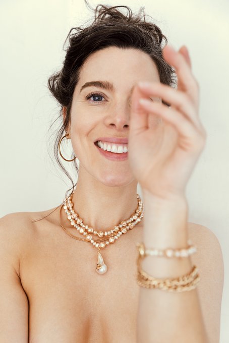 All I need for adornment is jewelry and his gaze 🖤 https://t.co/51bMXPMRN8