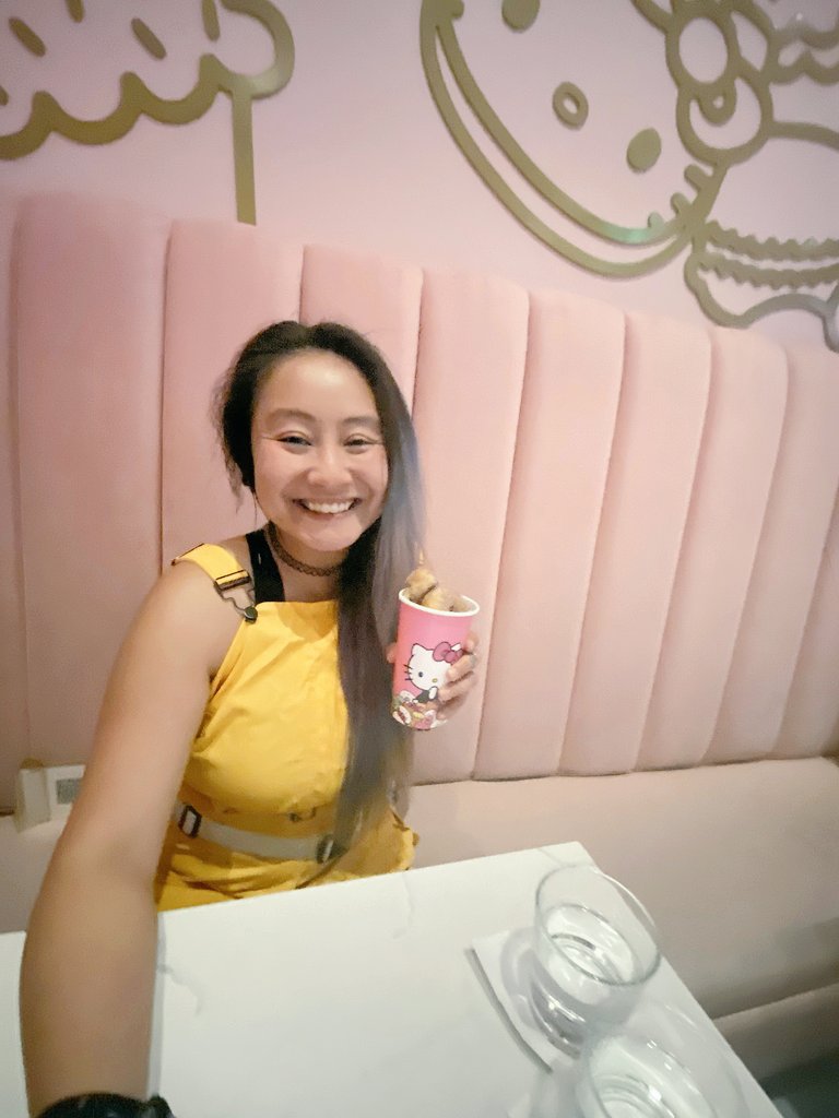 MerdreaStar's tweet image. A Cup of DONUTS 🍩 

#HelloKittyCafe 😻