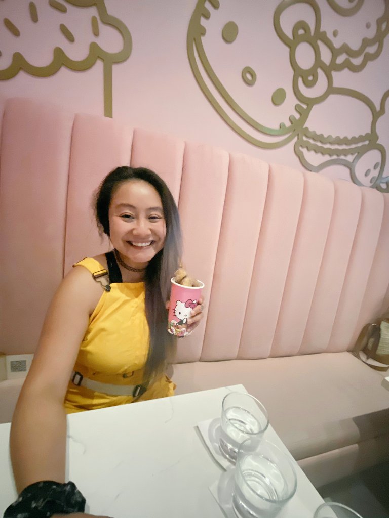 MerdreaStar's tweet image. A Cup of DONUTS 🍩 

#HelloKittyCafe 😻