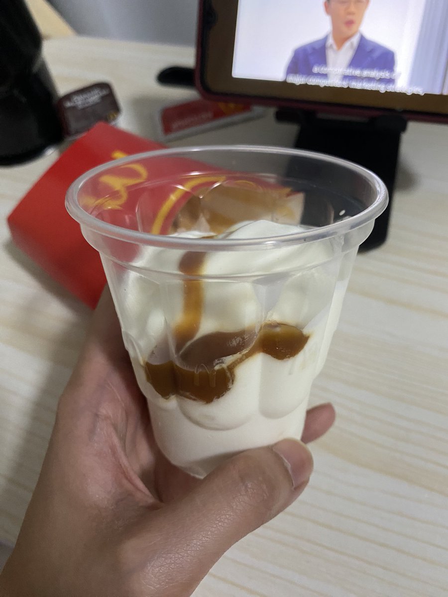 JeanClaudette_'s tweet photo. baka naman nakakahiya dun sa mcdo staff na naglagay ng caramel syrup. this is just too generous 🥲😂 https://t.co/glVpxEyIs8