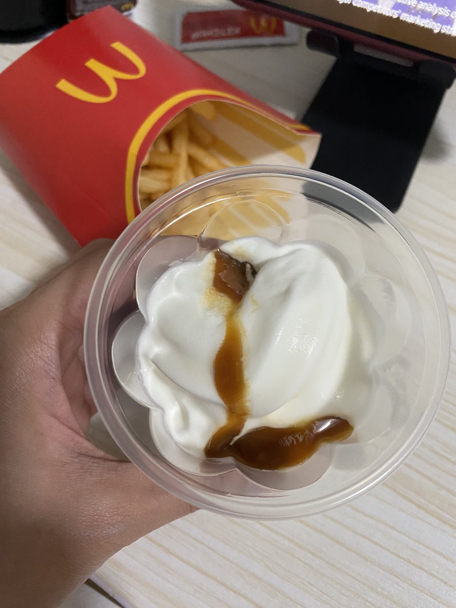 JeanClaudette_'s tweet photo. baka naman nakakahiya dun sa mcdo staff na naglagay ng caramel syrup. this is just too generous 🥲😂 https://t.co/glVpxEyIs8