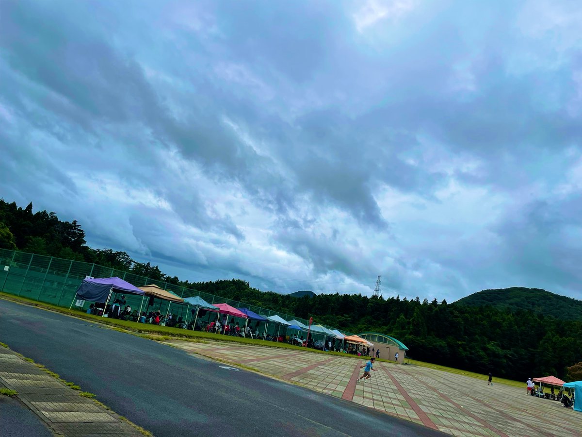 yuya7man's tweet photo. 今日は岩手カップをかけたシングルス大会でした！
決勝残して大雨になったので撤収☔️

シングルスはもろ個の力が出る分勝っても負けてもあなた次第😳

明日の初戦が決勝戦…頑張りましょう！

#お土産ありがとう #仙台東STC #道場やぶり行かせてください https://t.co/PdAXitbuGC