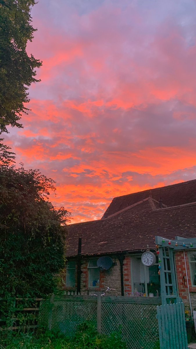 TimjDyer's tweet photo. #sunset #somerset #home #clouds #timjdyerphotography https://t.co/rcGFoyeZxe