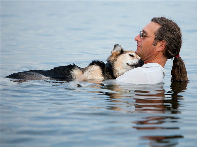 WowXVids's tweet photo. In 2012, John Unger was captured floating his dog to sleep in Lake Superior. His dog had developed arthritis &amp;amp; had weeks to live. John responded by taking 'Schoep' to the water every night to ease the pain in his final days. https://t.co/kJB3tf5eXP