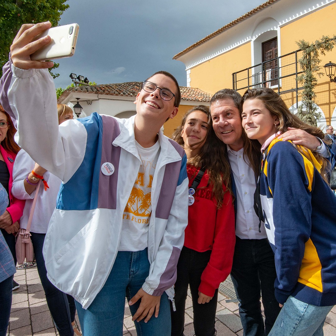 Necesitamos muchísimo a la gente joven, son la fuerza para el progreso.

En #CLM, trabajamos para garantizar sus oportunidades, que nuestros jóvenes no se tengan que ir fuera y echen aquí raíces.

¡Feliz Día Internacional de la Juventud! #JuventudLidera