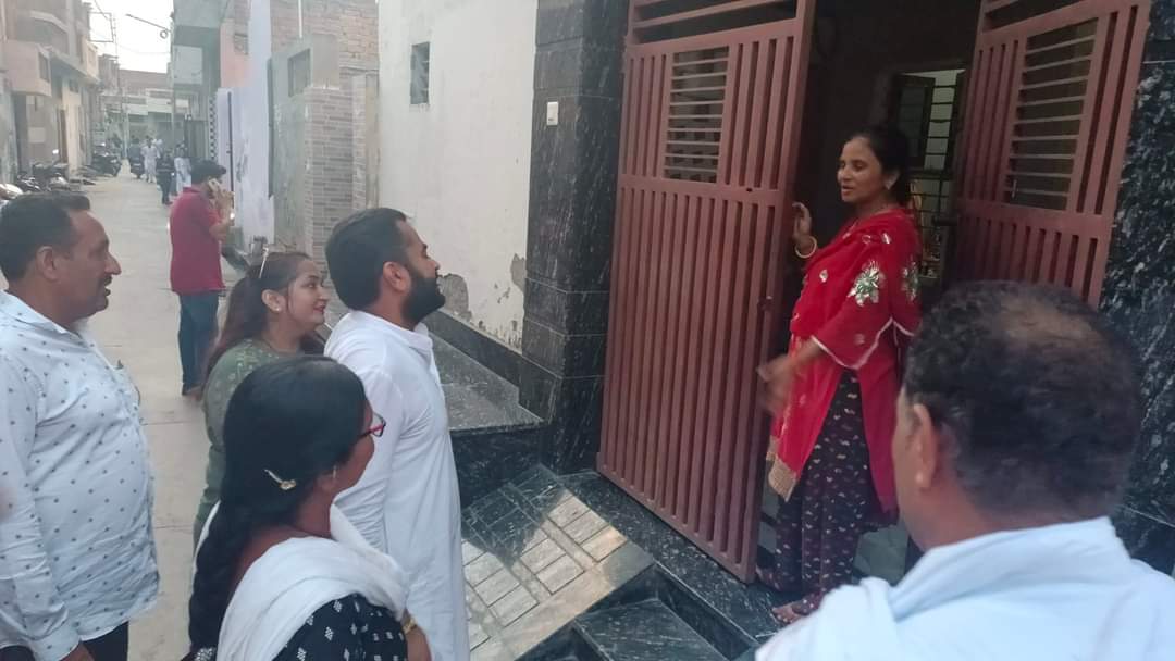 NarinderSawna's tweet photo. ਫਾਜ਼ਿਲਕਾ ਦੇ ਰਾਧਾ ਸੁਆਮੀ ਕਲੋਨੀ ਖੇਤਰ ਵਿੱਚ ਲੋਕਾਂ ਦੇ ਘਰਾਂ ਵਿੱਚ ਜਾ ਕੇ ਉਹਨਾਂ ਦੀਆਂ ਮੁਸ਼ਕਿਲਾਂ ਸੁਣੀਆਂ ਅਤੇ ਮੌਕੇ ਤੇ ਸਬੰਧਿਤ ਅਧਿਕਾਰੀਆਂ ਨੂੰ ਓਹਨਾ ਦੇ ਹੱਲ ਕਰਨ ਦੀ ਹਦਾਇਤ ਕੀਤੀ|
#AamAdmiParty #AAPfazilka #Fazilka #helptogether #ਤੁਹਾਡਾ_ਸੇਵਾਦਾਰ_ਤੁਹਾਡੇ_ਵਿੱਚ #Narinderpal_Singh_Sawna_Fazilka https://t.co/5o46SzaPQ0