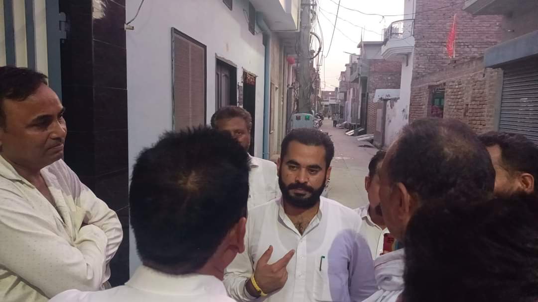 NarinderSawna's tweet photo. ਫਾਜ਼ਿਲਕਾ ਦੇ ਰਾਧਾ ਸੁਆਮੀ ਕਲੋਨੀ ਖੇਤਰ ਵਿੱਚ ਲੋਕਾਂ ਦੇ ਘਰਾਂ ਵਿੱਚ ਜਾ ਕੇ ਉਹਨਾਂ ਦੀਆਂ ਮੁਸ਼ਕਿਲਾਂ ਸੁਣੀਆਂ ਅਤੇ ਮੌਕੇ ਤੇ ਸਬੰਧਿਤ ਅਧਿਕਾਰੀਆਂ ਨੂੰ ਓਹਨਾ ਦੇ ਹੱਲ ਕਰਨ ਦੀ ਹਦਾਇਤ ਕੀਤੀ|
#AamAdmiParty #AAPfazilka #Fazilka #helptogether #ਤੁਹਾਡਾ_ਸੇਵਾਦਾਰ_ਤੁਹਾਡੇ_ਵਿੱਚ #Narinderpal_Singh_Sawna_Fazilka https://t.co/5o46SzaPQ0