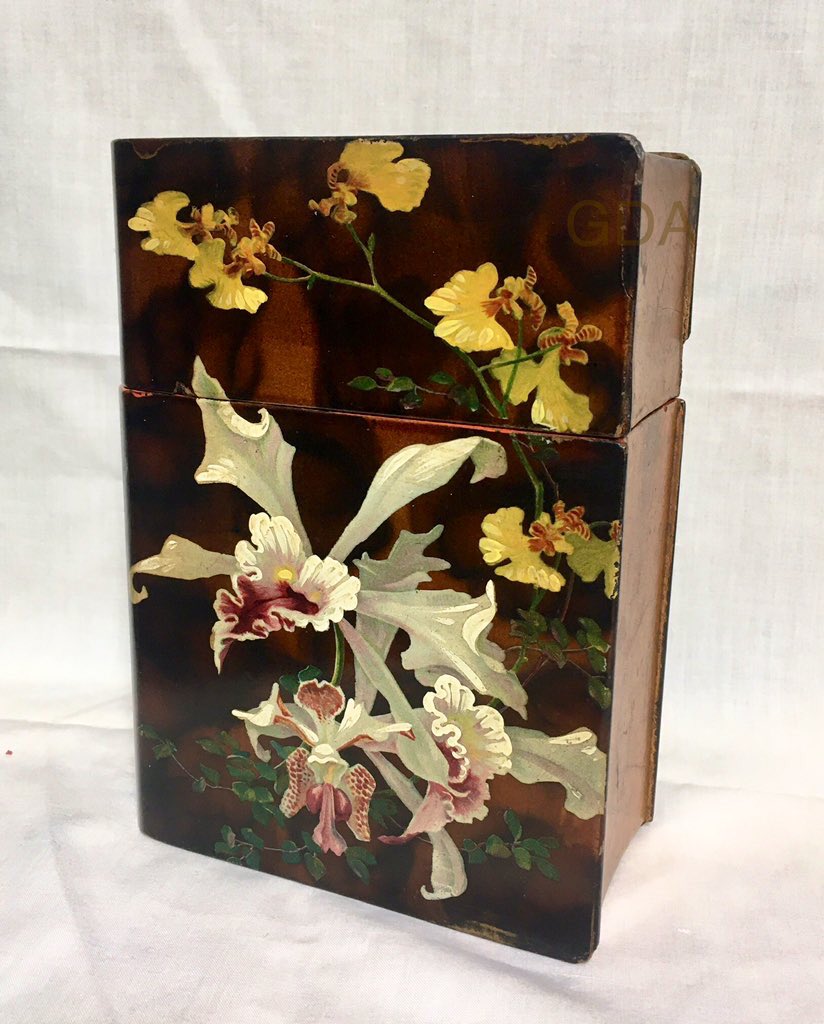 maviedanslart's tweet photo. A gorgeous Victorian papier mâche book box with an orchid design.
See it at,
https://t.co/2hHxQyYO16
#UKGiftHour #UKGiftAM #UKWeekendeHour #SundayFringe #SmartSocial #GiftIdeas #Reuse #Vintage #Antique https://t.co/133YsMH21y