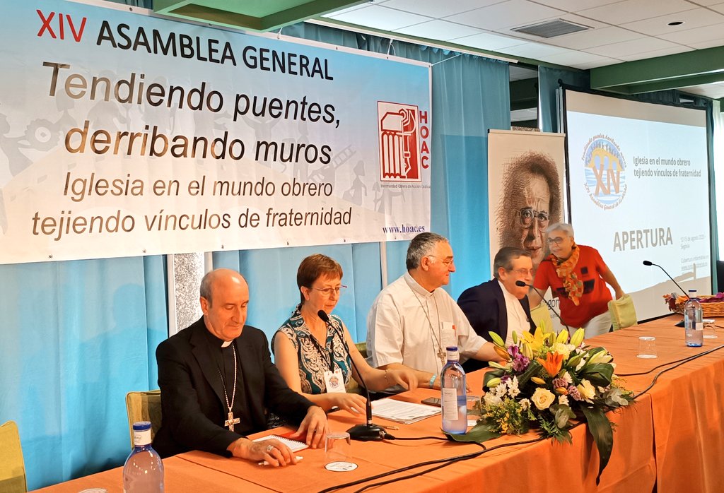 noti_obreras's tweet photo. Nos acompañan los obispos de @DiocesisAstorga (@ObispoJesusFG) y de @diocesisalmeria (D. Antonio Gómez Cantero) y el vicario de la @DiocesisSegovia, D. Ángel Galindo. La presidenta general de @HOAC_es, Maru Megina, saluda y da la bienvenida a los más de 800 participantes de la Asamblea. #Enla14