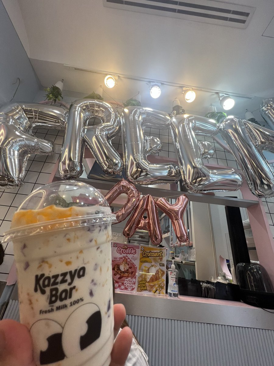 seungkwannie_'s tweet image. #HappyFreenDay
#25thShiningFreenDay
#srchafreen

📍Kazzya Bar Siam Square One