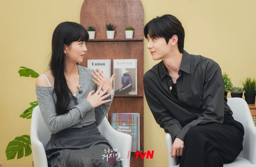 ssoentusiast's tweet photo. "Eyes can't speak"

👦 : oh really?

#MyLovelyLiar
#HWANGMINHYUN
#KimSohyun https://t.co/77BUOeA7Vu