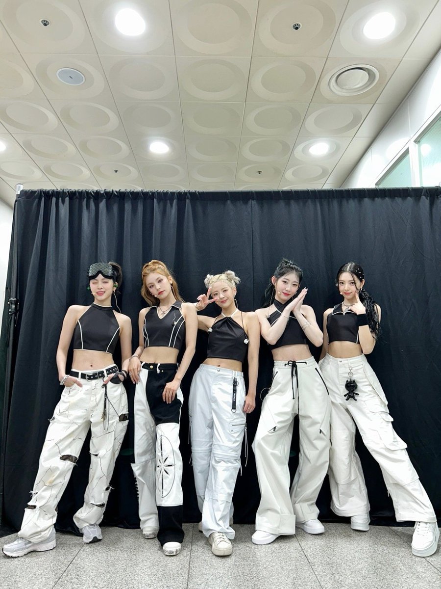 ITZYofficial's tweet photo. [ #음악중심 ]
ITZY와 MIDZY 숨길 수 없이 강한 이끌림💗
믿지와 함께하는 매일이 서머 페스티벌!

ITZY & MIDZY, strong attraction that can't be hidden💗
Every each day with MIDZY is like a summer festival!

🎬 ITZY - CAKE
https://t.co/h8IQ87RYca

🍰 M/V https://t.co/4Zmg5PHi1E
🎧 CAKE https://t.co/tXSJOPVu6x
🥊 ALBUM https://t.co/osraZbOaDb

#ITZY #MIDZY @ITZYofficial
#ITZY_KILLMYDOUBT
#ITZY_CAKE