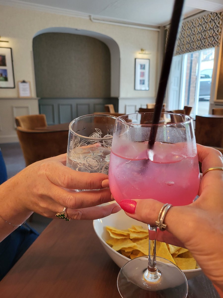 Cheers to the weekend 🐼🐻 #teddybearladies #cheers #cocktails #mocktails #weekendfun #drinkswithfriends #ginoclock