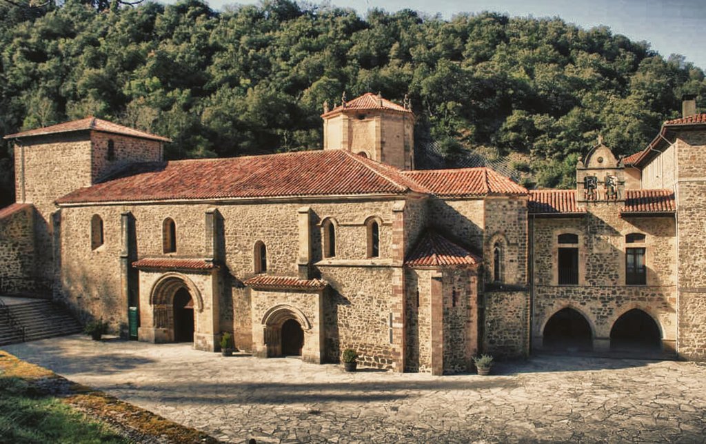 IberianSpirit's tweet photo. Monasterio de Santo Toribio de Liébana, Cantabria, que alberga la Lignum Crucis, el trozo más grande de la Cruz de Cristo. https://t.co/N95GPsZjsE