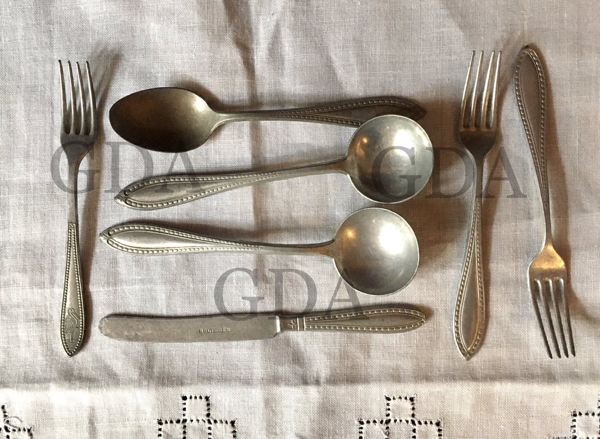 maviedanslart's tweet photo. A cute and quirky vintage set of Aluminium dolls cutlery.
See them at,
https://t.co/2hHxQyYO16
#UKGiftHour #UKGiftAM #UKWeekendeHour #SundayFringe #SmartSocial #GiftIdeas #Reuse #Vintage #Antique https://t.co/UehqP1qmOY
