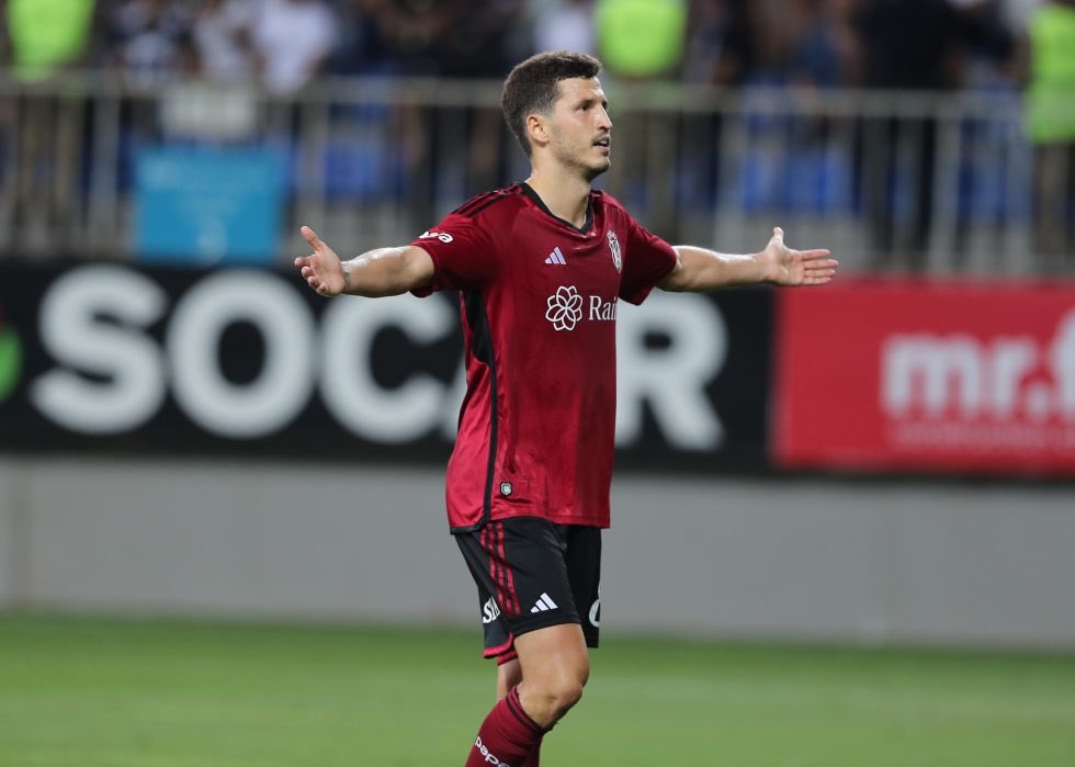 HaberKartali's tweet photo. Beşiktaş, Salih Uçan’a yıllık 18 M₺ teklif etti. Salih, 30 M₺ istiyor. Görüşmeler sürüyor. (@sercan_dikme) https://t.co/DzY2d07Gb5