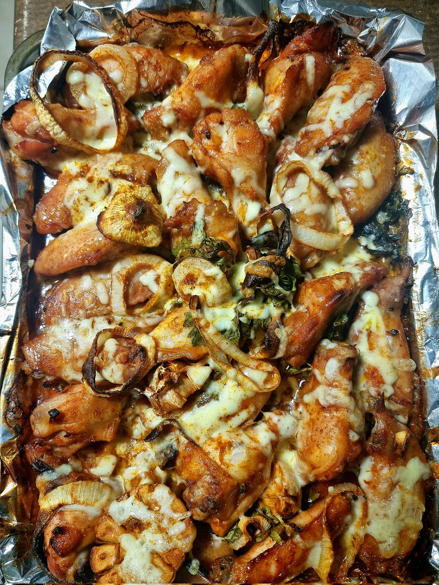 JoeTirtoDiputro's tweet photo. Kl dinner ato mkn malam ada yg masih pk nasi atau heavy carb kah? Klo msh muda it's ok, sdh brumur kek gw..dah g brani,bs kena gula tinggi nanti. Krngin garam/gula sedini mngkin, masak sndiri, lbh sehat n murah
.
Super hot grilled chicken buffalo wings, cheese n crispy onions https://t.co/e0sL9aT13D