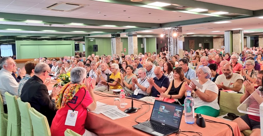 ester_cg's tweet photo. "Queremos construir una sociedad más fraterna, que cuide de las personas empobrecidas del mundo del trabajo" Maru Megina, presidenta de @HOAC_es en la apertura de la Asamblea General #EnLa14 #TendiendoPuentes #DerribandoMuros https://t.co/nSMi8MeneK