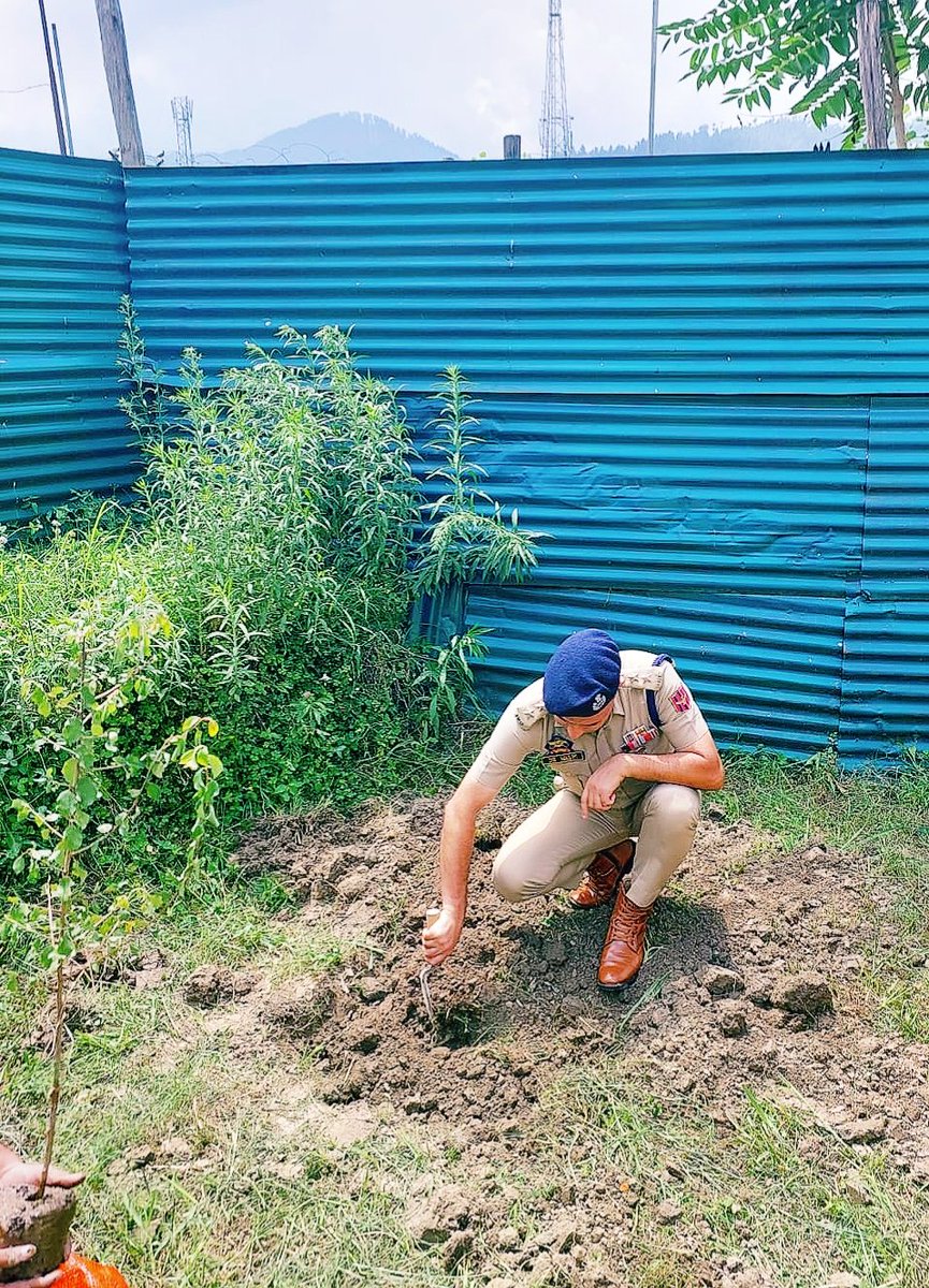 WasimHamdani30's tweet photo. #MeriMaatiMeraDesh
#Plantation_Drive
#AzadiKaAmritMahotsav
@ZPHQJammu  @Qayoomkps https://t.co/dDabzlnRl3