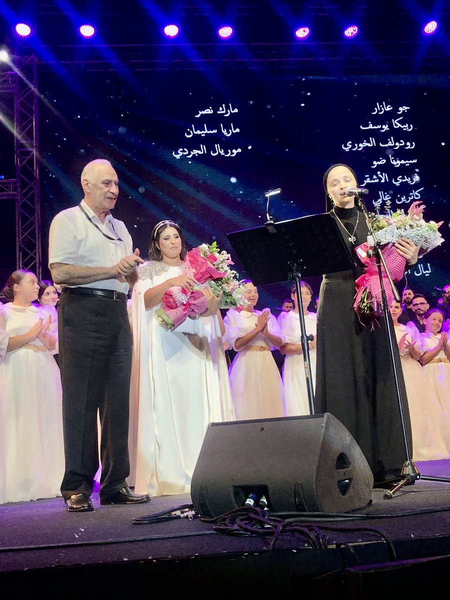 امس كنا مع الفن الاصيل والاخت مارانا سعد وكارلا رميا (بنت اهمج).
ومنذ يومين اتحفنا الف ابي سعد (ابن اهمج) وفرقته بالموسيقى المتنوعة الجذابة.
وقبله،غي مانوكيان الذي "ولّع" بيبلوس.
والافتتاحية الرائعة كانت مع هبة طوجي واسامة الرحباني.
مهرجانات بيبلوس اعادت الحياة وزرعت الامل.
شكراً