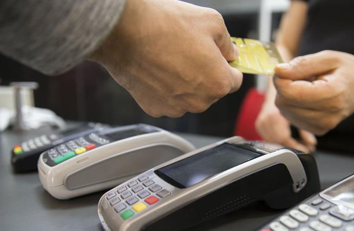 Banka kartı ve kredi kartı harcamalarında yeni rekor görüldü. TCMB tarafından yayımlanan verilere göre, 4 Ağustos haftasında kartlı harcamalar 181,6 milyar TL seviyesine yükseldi.