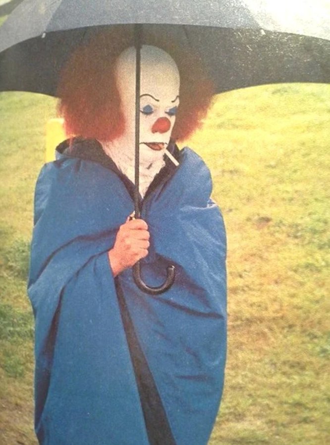 ATRightMovies's tweet image. TIM CURRY catching a smoke between scenes on the set of IT (1990).
