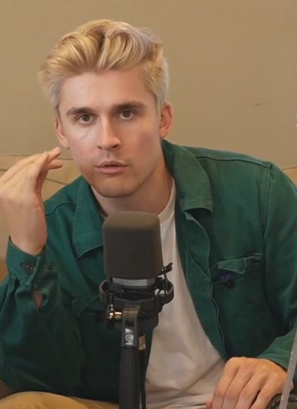 Potatoclap's tweet photo. @OliviazBored why ryan gosling n ludwig lowkey the same person like you cant tell me this dont look like lud https://t.co/dwkjYgk2OH