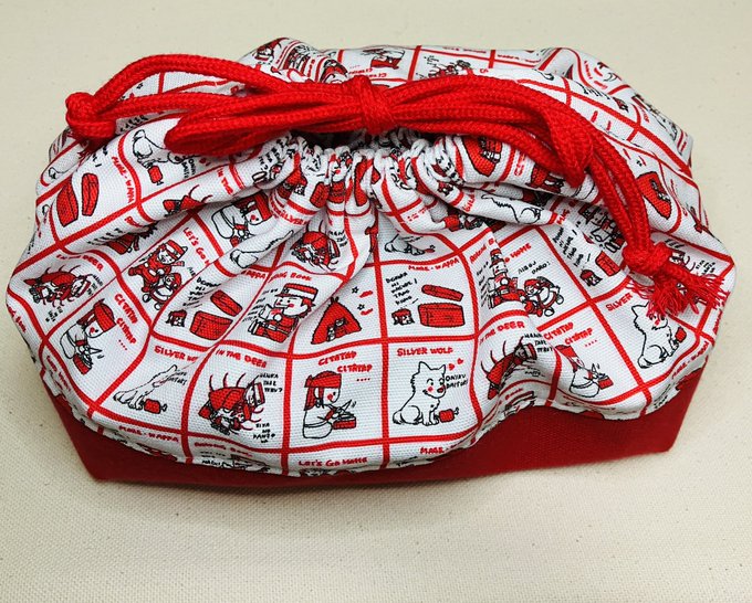 お弁当袋試作。前回底を白で作ったけどやっぱり赤の方が良いね。しかしお弁当袋、需要ある?結構マチがあるのでもうちょっと小さくしてぬいちゃん入れられるくらいのほうがいいかな。悩ましい。 