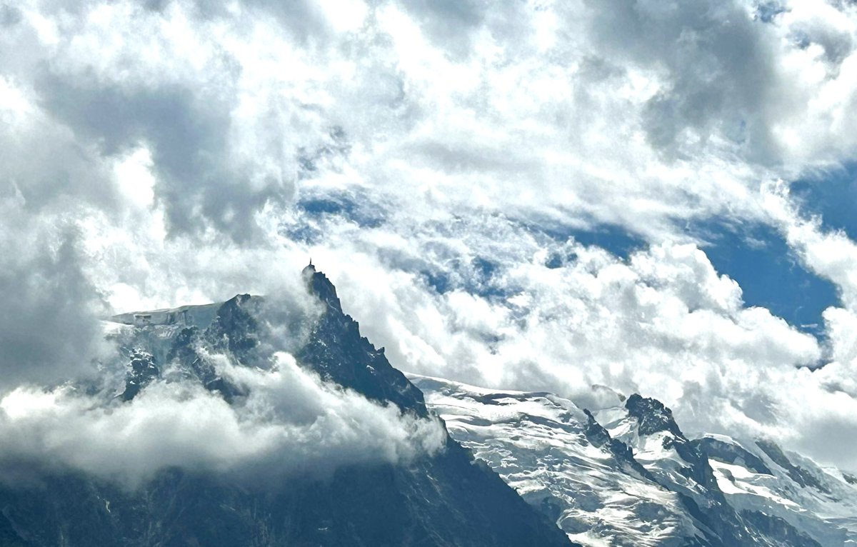 EtienneKlein's tweet photo. Quand on cherche l’aiguille du Midi à quatorze heures, on la trouve. https://t.co/Q5UnC66Iai