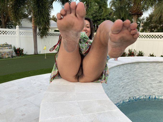 Chest for my foot fetish fans https://t.co/gmKN1kQfPw