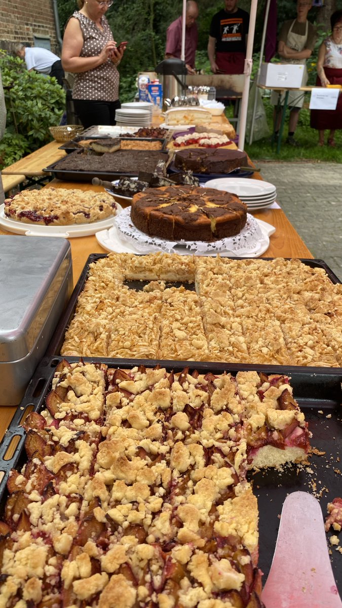 Brandenburgis14's tweet photo. Die Banner hängen, der Flügel wird gestimmt, die Kaffeetafel biegt sich - die Landpartie kann beginnen! https://t.co/JZRn13EpUy #teupitz #christophesshorn #boriskusnezow #kaffeetafel #klassikerauflandpartie #landpartie #brandenburgischesommerkonzerte #genuss #brandenburg https://t.co/wt4TQq7k0c