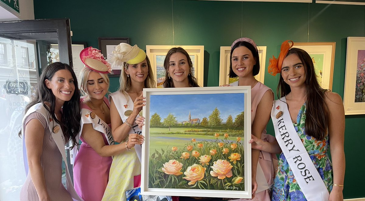 GalleryGaslamp's tweet photo. Last night Gorey welcomed the 2023 Rose of Tralee contestants as part of their #wexfordrosetour.  And they got quite the welcome 🌹 https://t.co/nBP1gfFF1g