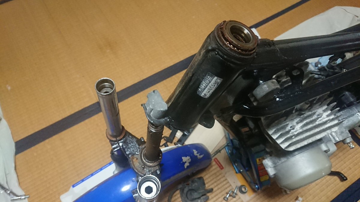 HONMACD125T's tweet photo. #RG125
メガネレンチをゴムハンマーで叩きまくってやっとステムベアリングまでたどり着いた https://t.co/kfP9yhwpZh