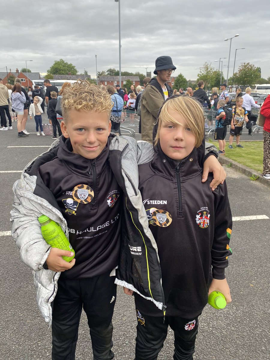 Michell85843118's tweet photo. ROARING ONTO WEMBERLEIGH with my boys @leighjournal @LeighLeopardsRL @leigh https://t.co/N8stMnwFOK
